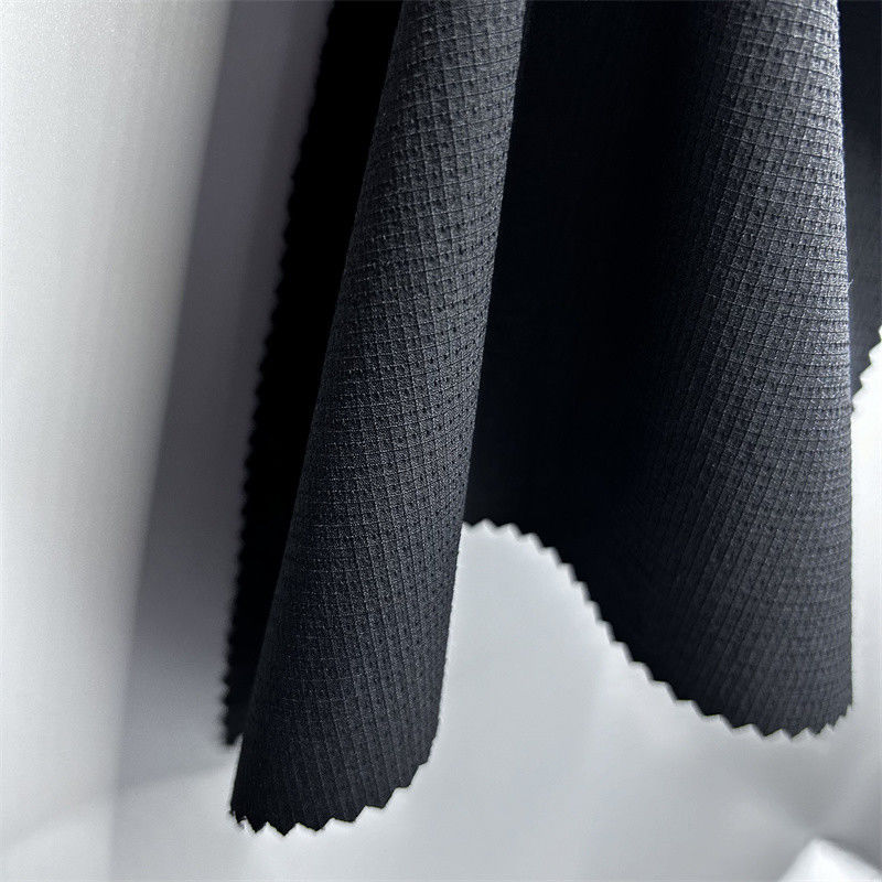 Semi-glansend nylon geblokkeerd bergklimstof Dikke elastische textuur Voor buitenkleding